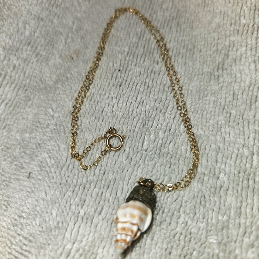 14K CHAIN HOLDS A PRECIOUS SEA SHELL CUT STONE. ITALY. DELICATE. VINTAGE.  📸